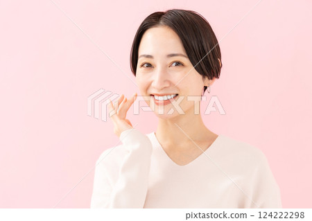 女人撫摸她的臉頰美容保濕 124222298