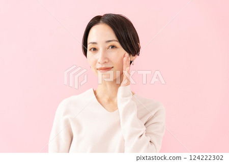 女人撫摸她的臉頰美容保濕 124222302
