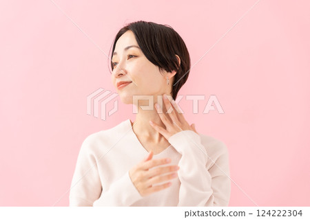 女性美容按摩 124222304