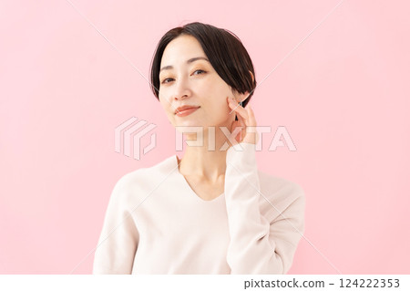 女人撫摸她的臉頰美容保濕 124222353
