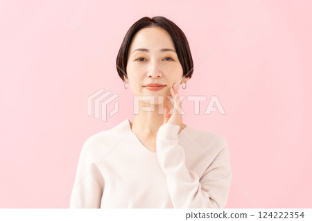 女人撫摸她的臉頰美容保濕 124222354