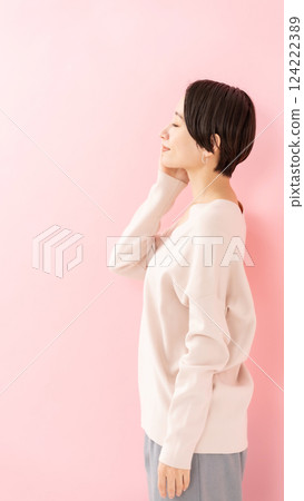 女人撫摸她的臉頰，美麗，側面 124222389