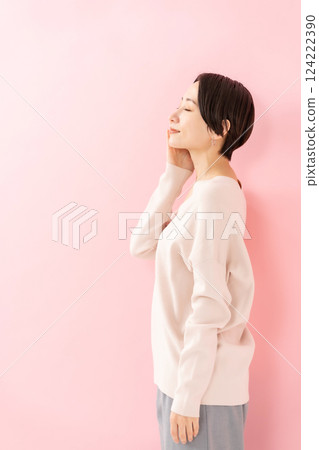 女人撫摸她的臉頰，美麗，側面 124222390