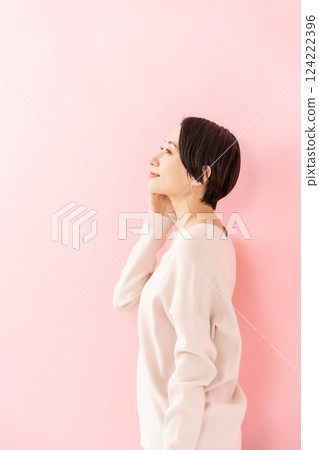 女人撫摸她的臉頰，美麗，側面 124222396