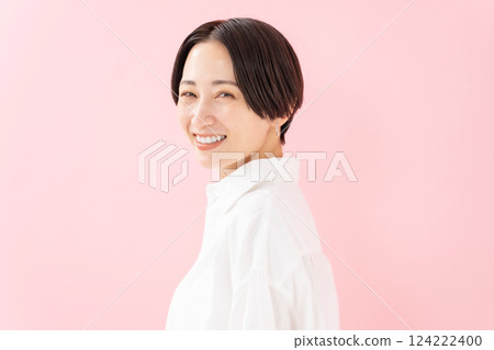 Woman turning around 124222400