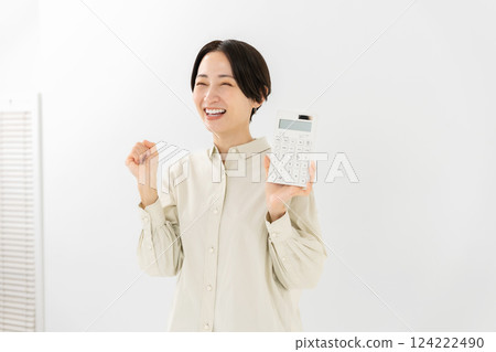拿著計算機微笑的女人 124222490