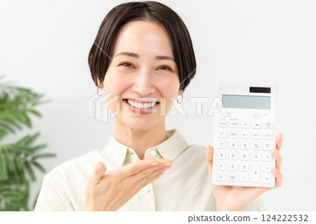 拿著計算機微笑的女人 124222532