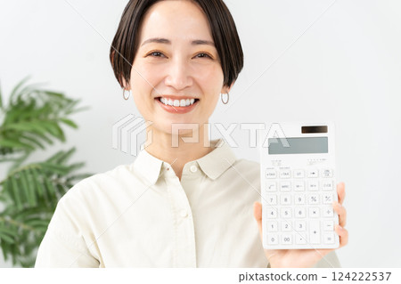 拿著計算機微笑的女人 124222537