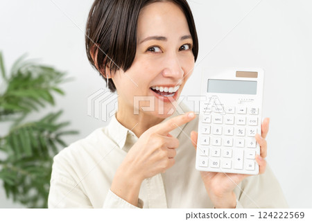 拿著計算機微笑的女人 124222569