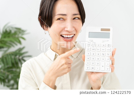 拿著計算機微笑的女人 124222570