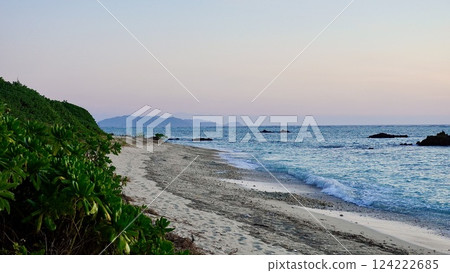 Morning scenery on the east coast of Izena Island, Okinawa Prefecture 124222685