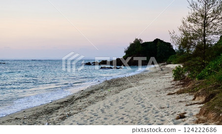 Morning scenery on the east coast of Izena Island, Okinawa Prefecture 124222686
