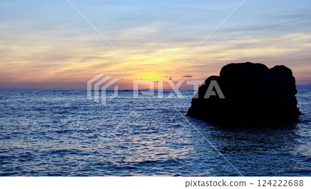 Morning scenery on the east coast of Izena Island, Okinawa Prefecture Morning scenery on the east coast of Izena Island, Okinawa Prefecture 124222688