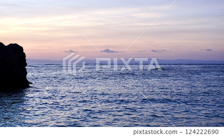 Morning scenery on the east coast of Izena Island, Okinawa Prefecture Morning scenery on the east coast of Izena Island, Okinawa Prefecture 124222690