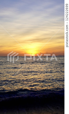 Morning scenery on the east coast of Izena Island, Okinawa Prefecture 124222699