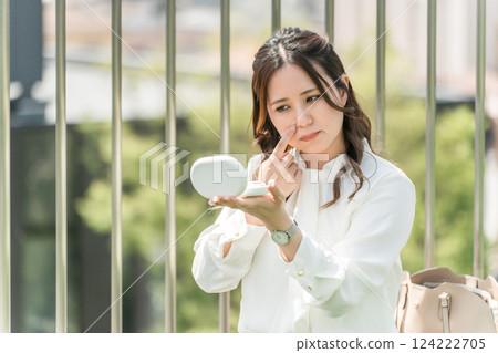 女性修飾化妝/化妝(鼻孔、鼻子、花粉熱、打噴嚏、鼻炎、毛孔、黑頭、角蛋白塞) 女性修飾化妝/化妝(鼻孔、鼻子、花粉熱、打噴嚏、鼻炎、毛孔、黑頭、角蛋白塞) 124222705