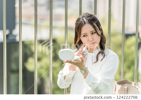 女人補妝/化妝（粉底、皮膚粗糙、痤瘡、粉刺、緊緻、乾燥） 124222706