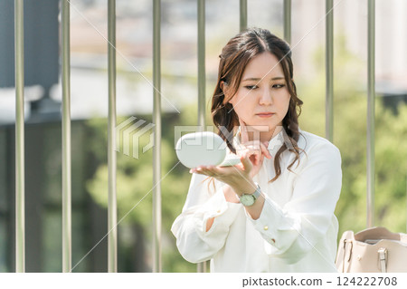 修妝的女人（下巴下、臉線、輪廓、下巴、下巴、脂肪） 124222708