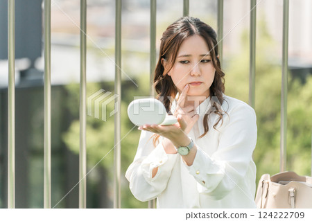 休息時修飾妝容的女性/女商人（口紅、唇彩、唇彩、唇彩、唇彩） 124222709