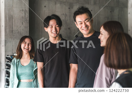 去健身房的朋友，運動教練 124222730