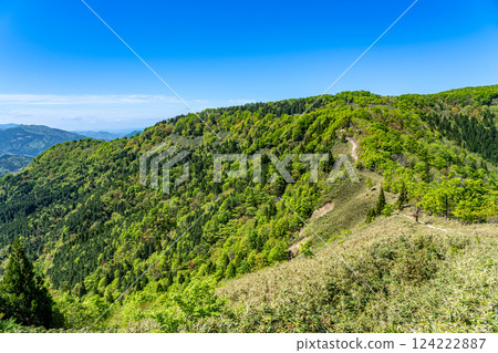 Early summer at Takashimizu Trail, Scenery of the traverse route 3, Kagamino-cho, Tomata-gun, Okayama Prefecture 124222887