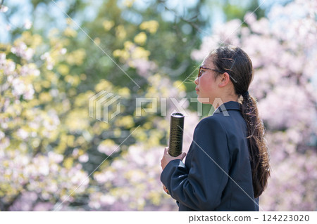 Female student with a diploma 124223020