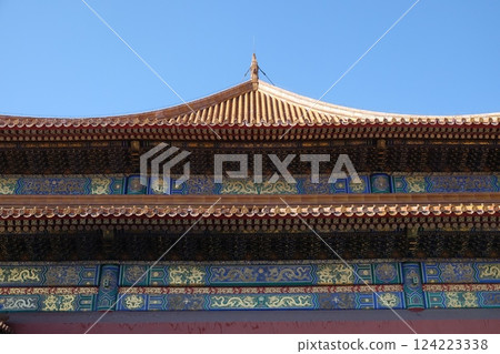 Tiled roof and facade decorated with a Chinese pattern. Palace in The Forbidden City, Beijing. 124223338