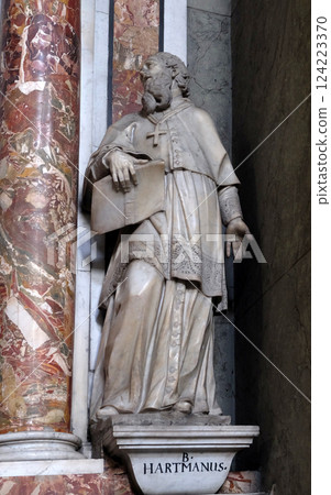 Blessed Hartmann of Brixenstatue on the altar in the Cathedral of Santa Maria Assunta and San Cassiano in Bressanone, Italy 124223370