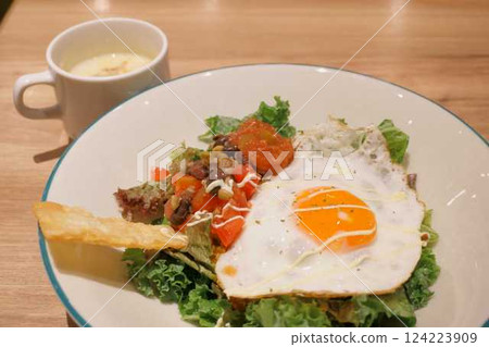 杯裝墨西哥玉米捲飯和湯 124223909