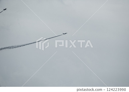 藍色衝擊波飛機飛行時冒出濃煙 124223998