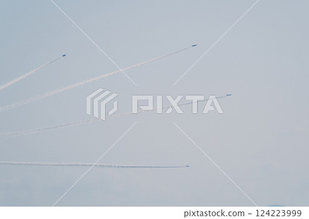 藍色衝擊波飛機飛行時冒出濃煙 124223999