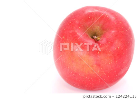 岩手縣的紅蘋果 Koi Fuji，整個蘋果，明亮的背景 124224113