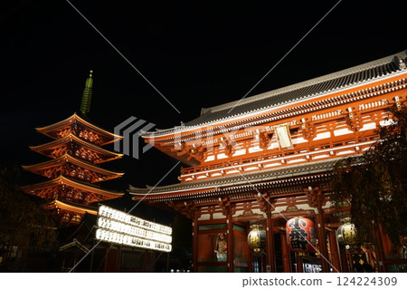 黑夜中的日本東京淺草寺 黑夜中的日本東京淺草寺 124224309