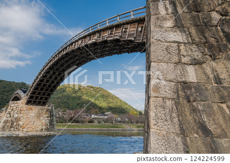 [The back side of Kintai Bridge and Iwakuni Castle] 124224599
