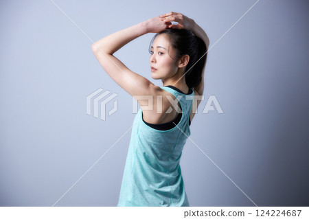 穿著運動服的年輕女子 124224687