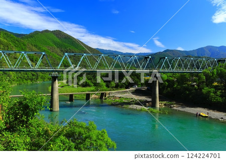 [Kochi Prefecture] Daiichi Mishima subsidence bridge and railway bridge (Shimanto River) in fine weather 124224701