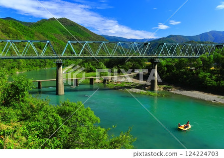 [Kochi Prefecture] Daiichi Mishima subsidence bridge and railway bridge (Shimanto River) in fine weather 124224703