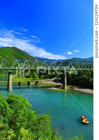 [高知縣]天氣晴朗時的第一三島沉降橋和鐵路橋（四萬十川） 124224704