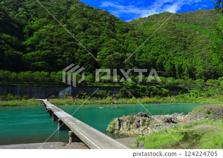 [Kochi Prefecture] Chosei Subsidence Bridge (Shimanto River) in fine weather 124224705