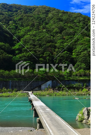 [Kochi Prefecture] Chosei Subsidence Bridge (Shimanto River) in fine weather 124224706
