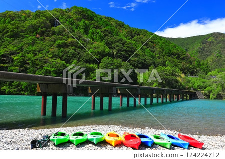 [Kochi Prefecture] Katsuma subsidence bridge and canoe in fine weather (Shimanto River) 124224712