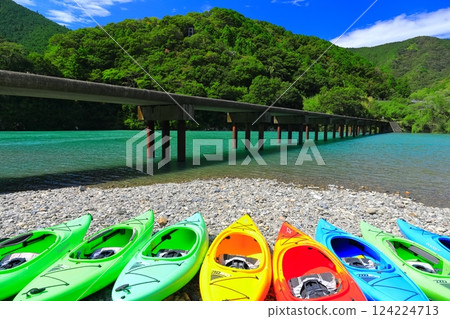 [Kochi Prefecture] Katsuma subsidence bridge and canoe in fine weather (Shimanto River) 124224713