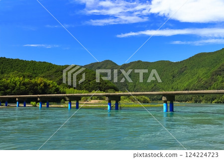 [Kochi Prefecture] Sunny Sada subsidence bridge (Shimanto River) 124224723