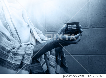 Old cup in the hands 124225160