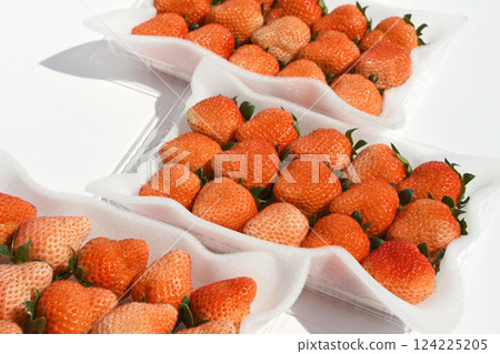 Strawberry (Momo Kaoru) 124225205