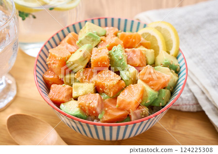 Salmon and avocado poke bowl 124225308