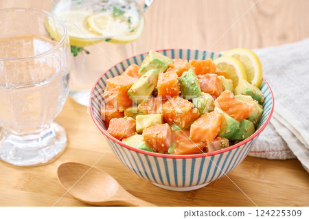 鮭魚酪梨生魚片蓋飯 124225309