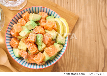 鮭魚酪梨生魚片蓋飯 124225318