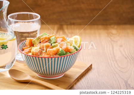 鮭魚酪梨生魚片蓋飯 124225319