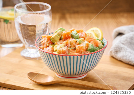 鮭魚酪梨生魚片蓋飯 鮭魚酪梨生魚片蓋飯 124225320